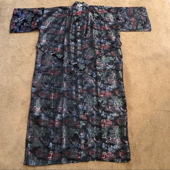 Kimono-style robe. Never worn. One size. - Picture 3 of 5